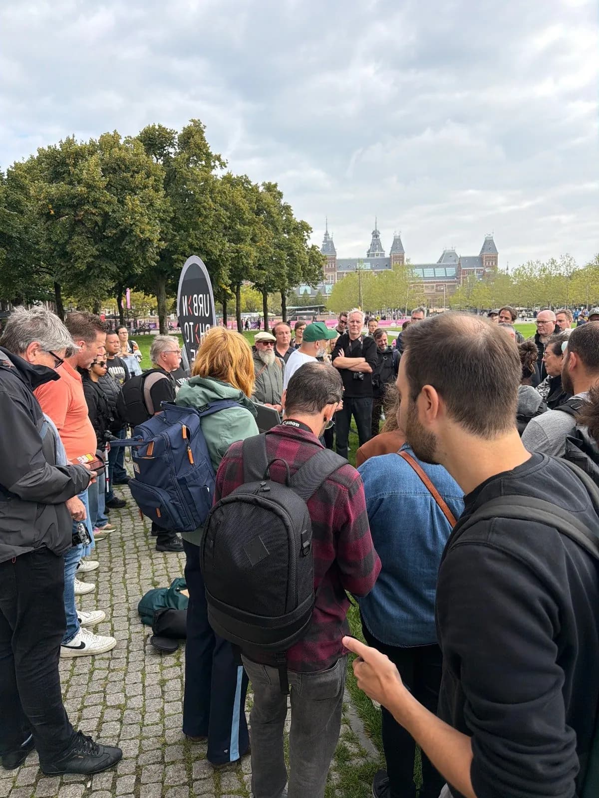 The crowd at the start, the Rijksmuseum behind it