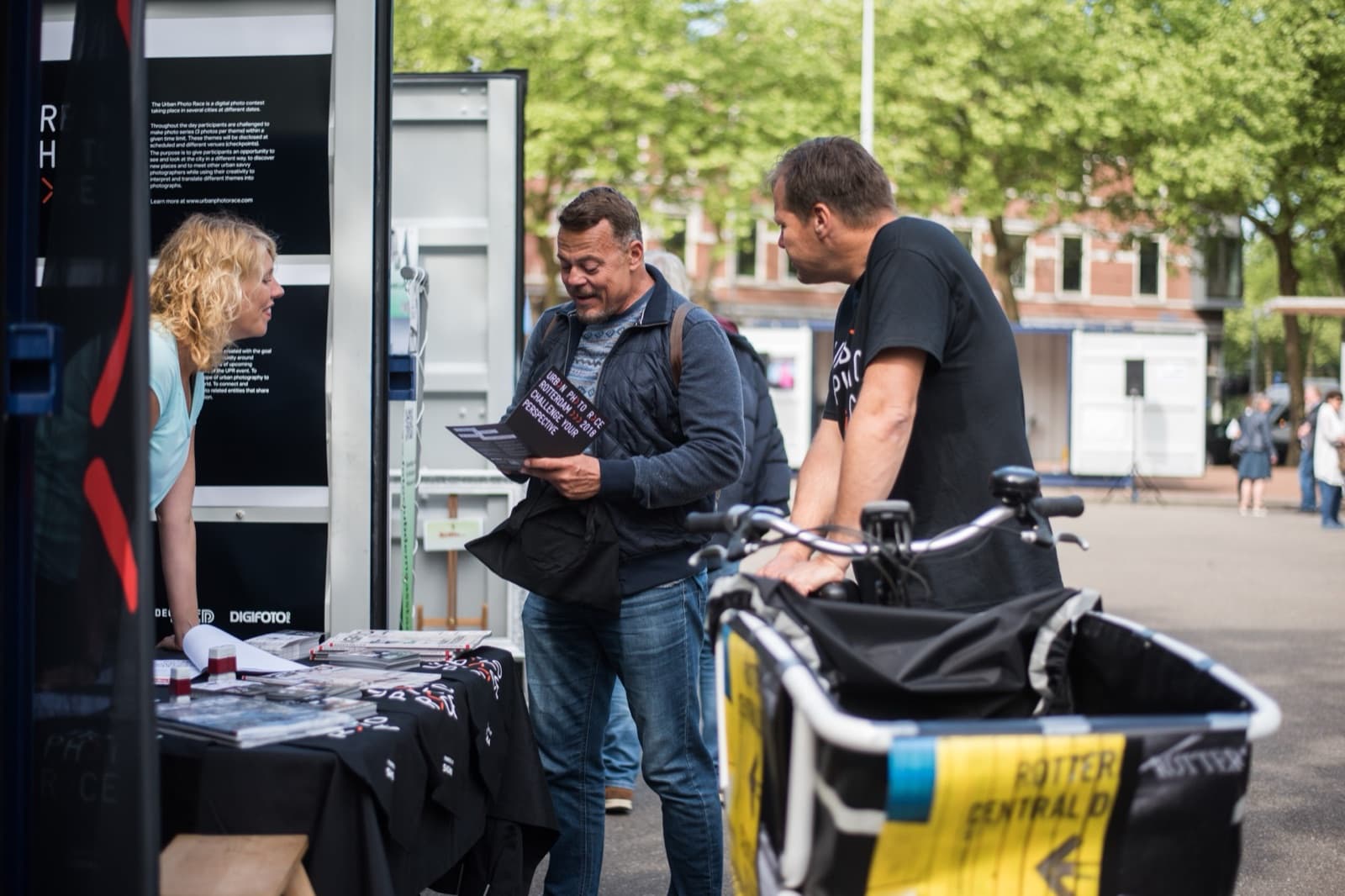 Rotterdam 2018 · Our team helps a participant finding his way to the next checkpoint